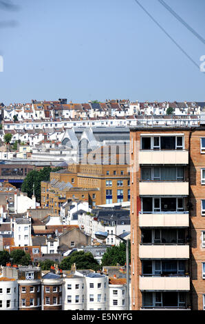 Avis à l'ensemble de la région de Carlton Hill vers le centre-ville avec la gare de Brighton visible et le District de West Hill Banque D'Images