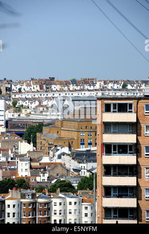 Avis à l'ensemble de la région de Carlton Hill vers le centre-ville avec la gare de Brighton visible et le District de West Hill Banque D'Images