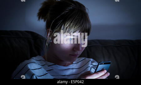 Jeune femme à l'aide de Mobile téléphone cellulaire. Banque D'Images