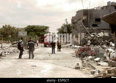 Rafah, Gaza. 4e août, 2014. Palestiniens inspecter l'épave d'un bâtiment, qui a été touché à une frappe israélienne, à Rafah, dans le sud de la bande de Gaza. Israël a dit qu'il a unilatéralement maintenir le feu dans la plupart de la bande de Gaza le lundi afin de faciliter l'entrée de l'aide humanitaire et permettre à certains des centaines de milliers de Palestiniens déplacés par un près de quatre semaines, la guerre à la maison, à l'exception de Rafah n'est pas compris dans la trêve l'humanité. Credit : Abed Rahim Khatib/Pacific Press/Alamy Live News Banque D'Images