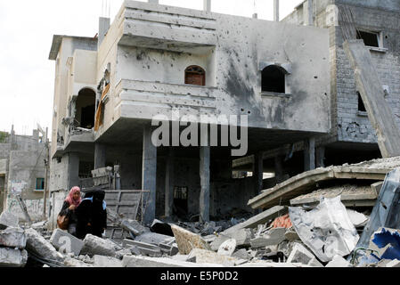 Rafah, Gaza. 4e août, 2014. Les Palestiniens à quitter leur quartier général dans un endroit plus sûr que l'armée d'Israël a continué de bombarder la région de Rafah, dans le sud de la bande de Gaza. Israël a dit qu'il a unilatéralement maintenir le feu dans la plupart de la bande de Gaza le lundi afin de faciliter l'entrée de l'aide humanitaire et permettre à certains des centaines de milliers de Palestiniens déplacés par un près de quatre semaines, la guerre à la maison, à l'exception de Rafah n'est pas compris dans la trêve l'humanité. Credit : Abed Rahim Khatib/Pacific Press/Alamy Live News Banque D'Images