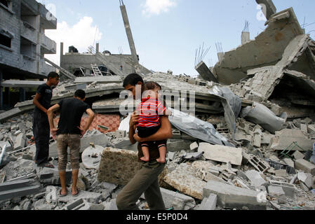 Rafah, Gaza. 4e août, 2014. Les Palestiniens à quitter leur quartier général dans un endroit plus sûr que l'armée d'Israël a continué de bombarder la région de Rafah, dans le sud de la bande de Gaza. Israël a dit qu'il a unilatéralement maintenir le feu dans la plupart de la bande de Gaza le lundi afin de faciliter l'entrée de l'aide humanitaire et permettre à certains des centaines de milliers de Palestiniens déplacés par un près de quatre semaines, la guerre à la maison, à l'exception de Rafah n'est pas compris dans la trêve l'humanité. Credit : Abed Rahim Khatib/Pacific Press/Alamy Live News Banque D'Images