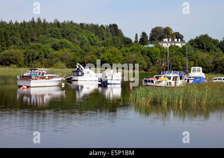 Les bateaux de plaisance amarrés sur le Lough Corrib dans une baie tranquille à Lisloughery,jetée sur le Cong/Mayo Irlande Galway dans l'ouest de la frontière Banque D'Images