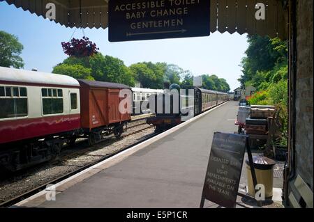 Un train à vapeur arrive à Bodmin général station sur la Bodmin et Wenford Railway, Cornwall, UK Banque D'Images