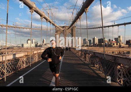 Le Pont de Brooklyn, New York City Etats-unis d'Amérique du Nord. Pont de Brooklyn . Construit entre 1870 et 1883 , et dans Banque D'Images