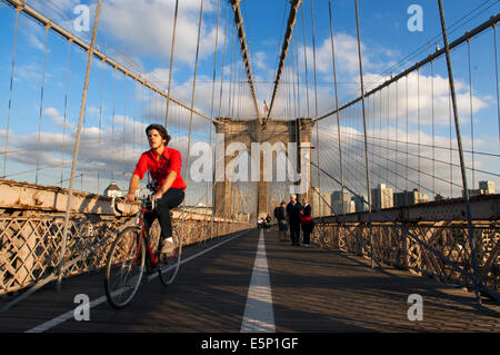 Le Pont de Brooklyn, New York City Etats-unis d'Amérique du Nord. Pont de Brooklyn . Construit entre 1870 et 1883 , et dans Banque D'Images