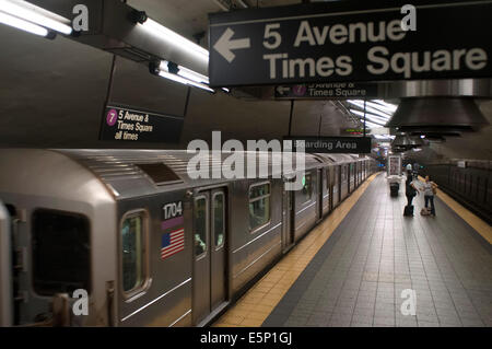 Métro ligne 7 plate-forme de la gare Grand Central Station sur la Basse-ville. La 42e Rue et Park Avenue. Grand Central Terminal Banque D'Images