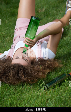 Problème d'alcool chez les adolescentes des boissons à partir de la fille une bouteille de bière Banque D'Images