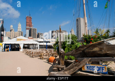 Le Water Taxi Beach concession à South Street Seaport à New York. Water Taxi Beach. Derrière la jetée 17. Les mêmes personnes Taxi d'eau, a créé cette plage artificielle dans l'arrière de Pier 17, où le plaisir est garanti. Le week-end il y a des DJ's et dispose également d'une vue enviable du pont de Brooklyn. Banque D'Images