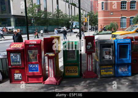 Les boîtes à journaux gratuits dans la rue, la ville de New York, l'Amérique, USA. Un newsrack est défini comme le libre-service ou un fort, con Banque D'Images