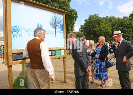 Londres, Royaume-Uni. 4 août 2014. Son Altesse Royale le duc de Kent avec Linda Lennon de parcs royaux et le photographe Mike Saint Maur Sheil lors de l'ouverture de la Saint Maur Mike Sheil les champs de bataille, des terres de la paix exposition parrainée par la Royal British Legion à St James' Park, Londres, Angleterre. L'exposition en plein air est l'un des principaux événements commémoratifs du 100e anniversaire de la PREMIÈRE GUERRE MONDIALE en cours d'exécution à partir du 4 août et se poursuivra jusqu'au mois de novembre 2014. Crédit : Paul Brown/Alamy Live News Banque D'Images