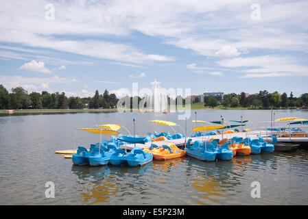 Le 1 août 2014 - Denver, Colo, USA - 8/1/2014. Des bateaux à flotter le long du quai au lac Ferril, au pavillon du bateau sur une journée d'été au parc de la ville de Denver. C'est un parc urbain de 330 hectares qui comprend le zoo de Denver, Ferril et lacs de canard et le pavillon du bateau et est la principale attraction d'un quartier du même nom à Denver, Colorado. (Crédit Image : © Ralph Lauer/Zuma sur le fil) Banque D'Images