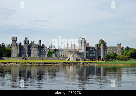 Ashford Castle, l'un des plus beaux hôtels d'Irlande, situé dans le village de Cong, dans le comté de Mayo et vu ici de Lough Corrib. Banque D'Images