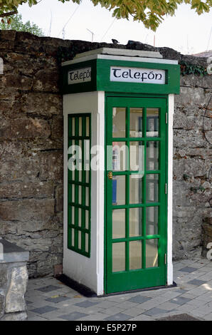 Un vieux téléphone public irlandais fort dans le village historique de cong, dans le comté de Mayo, Irlande Banque D'Images