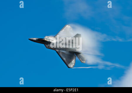 L'US Air Force F-22 Raptor avion de chasse furtif effectue des manœuvres aériennes plus de Joint Base Elmendorf-Richardson lors de l'Arctic Thunder Open House le 26 juillet 2014 à Anchorage, Alaska. Banque D'Images