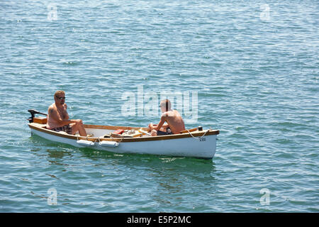 Deux hommes dans un bateau. Long Beach, Californie. Banque D'Images