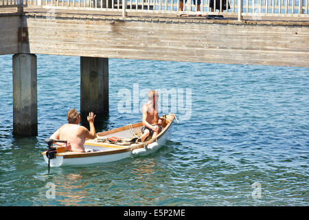 Deux hommes dans un bateau. Long Beach, Californie. Banque D'Images