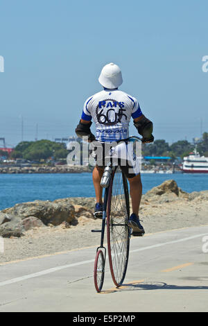 L'homme sur un Penny Farthing. Long Beach, Californie. Banque D'Images