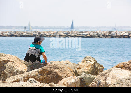 En regardant l'eau. Long Beach, Californie. Banque D'Images