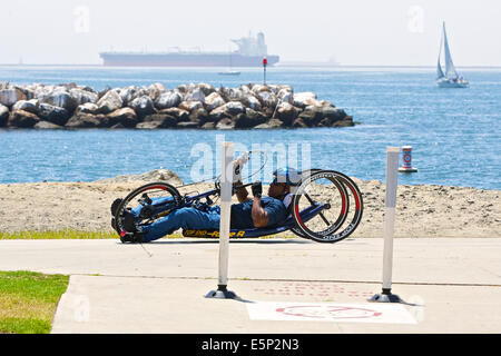 Handbike sur le bord de l'eau. Long Beach, Californie. Banque D'Images