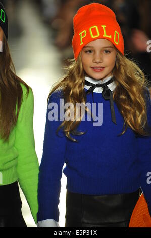 NEW YORK, NY - 19 MAI : Modèles à pied la piste à l'automne 14 Ralph Lauren Children's Fashion Show en faveur de l'alphabétisation. Banque D'Images