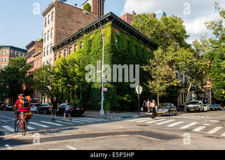 New York, NY 25 Juillet 2014 - maisons couvertes de lierre, ancienne résidence de la photographe Annie Leibovitz, à Greenwich Village ©Stacy Wal Banque D'Images