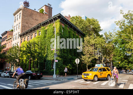 New York, NY 25 Juillet 2014 - maisons couvertes de lierre de l'ancienne maison d'Annie Leibovitz à Greenwich Village ©Stacy Walsh Rosenstock Banque D'Images