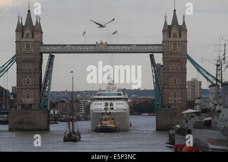 London,UK. 4 août 2014. Navire de croisière de luxe Silver Cloud passe sous Tower Bridge après avoir inséré à côté de HMS Belfast Crédit : amer ghazzal/Alamy Live News Banque D'Images