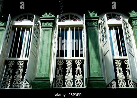 Singapour : finement restaurée 19ème siècle maison boutique élégant avec fenêtres, balustrades en fer, et des volets sur Cuppage Cour Banque D'Images