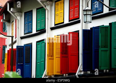 Singapour : un magnifique bâtiment restauré ancienne boutique maison sur la rue d'Amoy dans Chinatown avec plusieurs volets en bois de couleur claire Banque D'Images