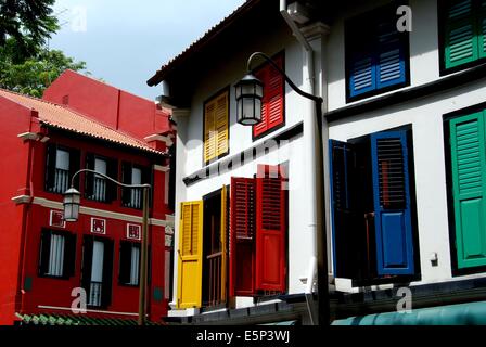 Singapour : finement restaurée du xixe siècle, avec des maisons de fabrication volets colorés sur la rue d'Amoy dans le quartier de Chinatown Banque D'Images