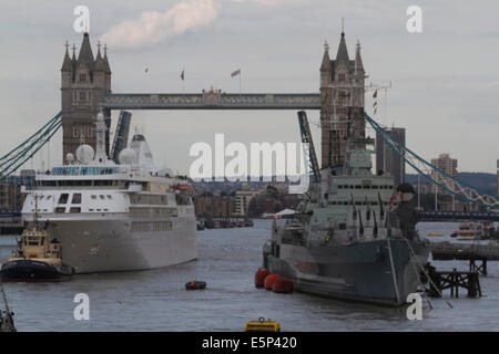 London,UK. 4 août 2014. Navire de croisière de luxe Silver Cloud passe sous Tower Bridge après avoir inséré à côté de HMS Belfast Crédit : amer ghazzal/Alamy Live News Banque D'Images