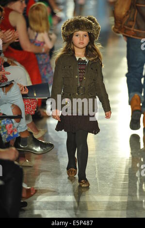 NEW YORK, NY - 19 MAI : A model à l'automne 14 Ralph Lauren Children's Fashion Show en faveur de l'alphabétisation. Banque D'Images