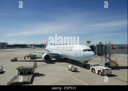 777 Air Canada à YVR Vancouver International Airport Terminal. Banque D'Images