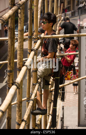 Les travailleurs de Hong Kong bambou lier ensemble pour créer un échafaudage. Banque D'Images