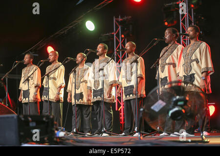 Grammy award winning bande sud-africain Ladysmith Black Mambazo apparaissant au Cambridge Folk Festival le 3 août 2014. Banque D'Images