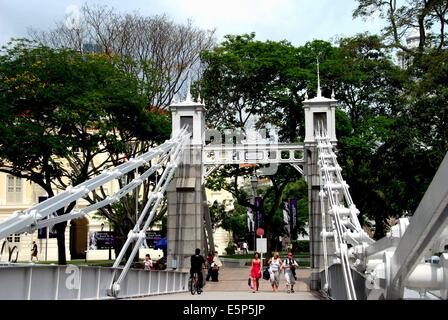 Singapour : Le beau pont Cavenagh 1868-1869 a été construit à partir d'acier envoyé de Glasgow, Ecosse Banque D'Images