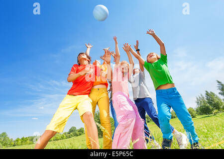 Heureux les enfants qui jouent et la capture de balle Banque D'Images