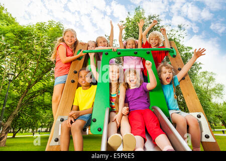 Heureux les enfants sur les bras avec chute de jeux Banque D'Images