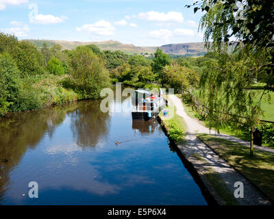 Les chalands amarrés sur le canal à Freizland Huddersfield, Greenfield, Greater Manchester, UK. Banque D'Images