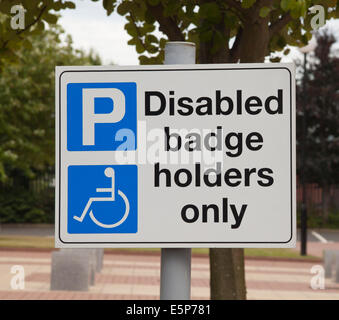 Personnes handicapées carte de stationnement seulement signer dans un parking. Banque D'Images