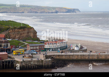 Avis de Whitby Harbour du haut des marches menant à l'abbaye. Banque D'Images