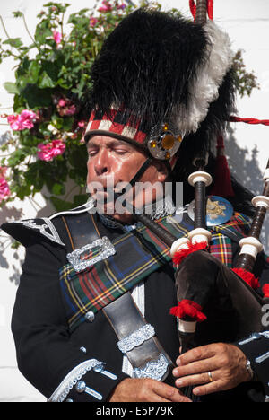 Un cornemuseur joue dans la région des Scottish Borders ville de Gretna Green bien connue pour son "développement" de style mariages peu orthodoxes. Banque D'Images