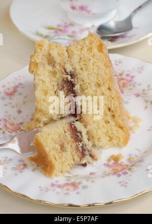 Gâteau éponge Victoria sur la chine floral vintage Banque D'Images