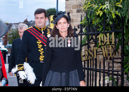 Twickenham, London UK, lundi 4 août 2014. Centre, vêtu de noir, Son Altesse Sérénissime la Princesse Marie-thérèse von Hohenberg (arrière-petite-fille de l'archiduc François-Ferdinand d'Autriche-Hongrie, dont l'assassinat en juin 1914 mènent directement à la Première Guerre mondiale, la Grande Guerre de 1914/1918) qu'elle entre dans les jardins à Twickenham Radnor de prendre part à un service à l'occasion du 100e anniversaire de Grand l'entrée de la Grande-Bretagne dans la guerre, le lundi 4 août 2014. Gauche, en uniforme, est son mari, M. Anthony Bailey OBE SECA. Crédit : David Gee/Alamy Live News Banque D'Images