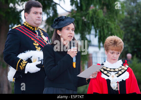 Twickenham, London, UK. 4e août, 2014. Centre - parler dans le microphone - Son Altesse Sérénissime la Princesse Marie-thérèse von Hohenberg (arrière-petite-fille de l'archiduc François-Ferdinand d'Autriche-Hongrie - dont l'assassinat en juin 1914 mènent directement à la seconde guerre mondiale 1 - La Grande Guerre de 1914/1918) à un service à l'occasion du 100e anniversaire de Grand l'entrée de la Grande-Bretagne dans le la Première Guerre mondiale. Le service a eu lieu à Radnor Gardens, London, London UK le lundi 4 août, 2014. Gauche est son mari ; M. Crédit : David Gee/Alamy Live News Banque D'Images