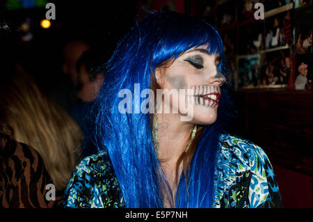 Femme avec perruque et maquillage bleu halloween sur Halloween journée dans un pub Banque D'Images