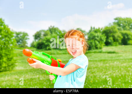 Belle fille avec un canon à eau Banque D'Images