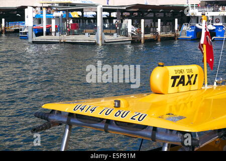 Sydney water taxi jaune amarré à Circular Quay, Sydney, Australie Banque D'Images