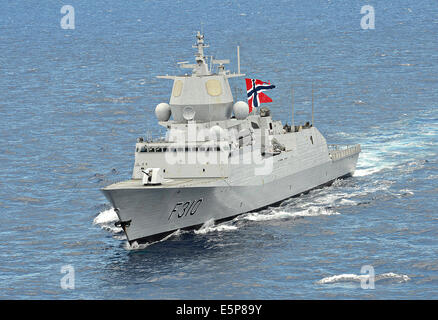 La Marine royale norvégienne HNoMS Fridtjof-class frigate Fridtjof Nansen au cours de l'exercice le 25 juillet 2014, au large de la côte d'Hawaï. Banque D'Images